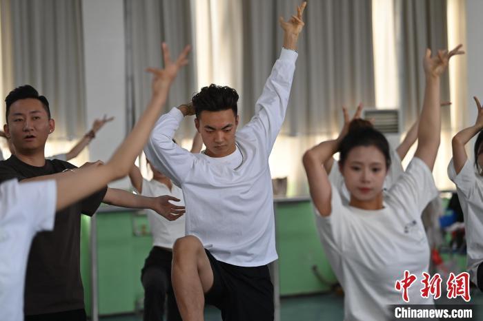 6月6日，在甘肅敦煌青年夜校課程中，青年學員學習敦煌舞課程。李亞龍 攝　　