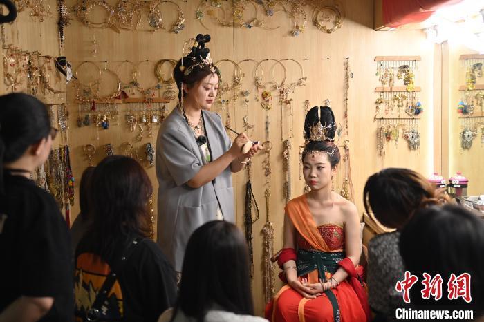 6月6日，在甘肅敦煌青年夜校課程中，青年學員學習敦煌美妝課程。李亞龍 攝