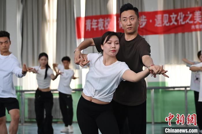 6月6日，在甘肅敦煌青年夜校課程中，學員學習敦煌舞課程。李亞龍 攝　　