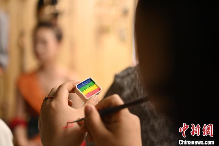 6月6日，在甘肅敦煌青年夜校課程中，青年學員學習敦煌美妝課程。李亞龍 攝　　