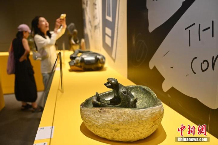 圖為該藝術(shù)展展陳的蛇紋石作品《河馬池》。中新社記者 李亞龍 攝