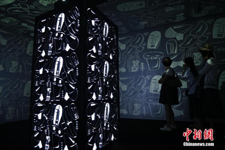 圖為游客參觀藝術(shù)展。中新社記者 李亞龍 攝