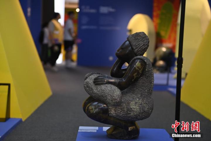 圖為游客參觀藝術(shù)展。中新社記者 李亞龍 攝</p>
<p>