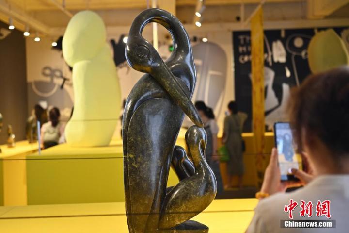 圖為游客拍攝蛇紋石作品《依戀》。中新社記者 李亞龍 攝