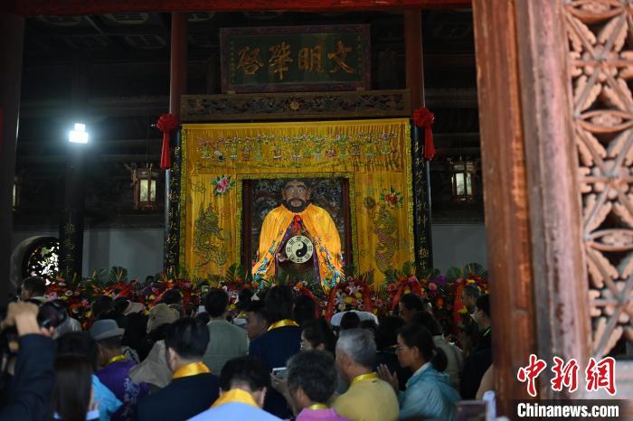 6月21日，2024(甲辰)年公祭中華人文始祖伏羲大典在甘肅天水舉行，來自海峽兩岸及港澳地區(qū)約500人現(xiàn)場共祭中華人文始祖伏羲。中新社記者 李亞龍 攝