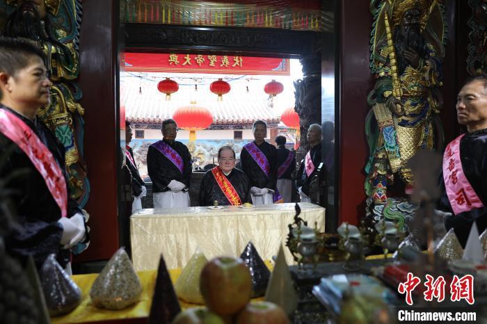 6月21日，“2024(甲辰年)兩岸共祭人文始祖伏羲典禮”在臺灣新北舉行。擔任主祭官的先嗇宮董事長、中國國民黨前秘書長李乾龍(中)出席典禮并擔任主祭官。中新社記者 張曉曦 攝