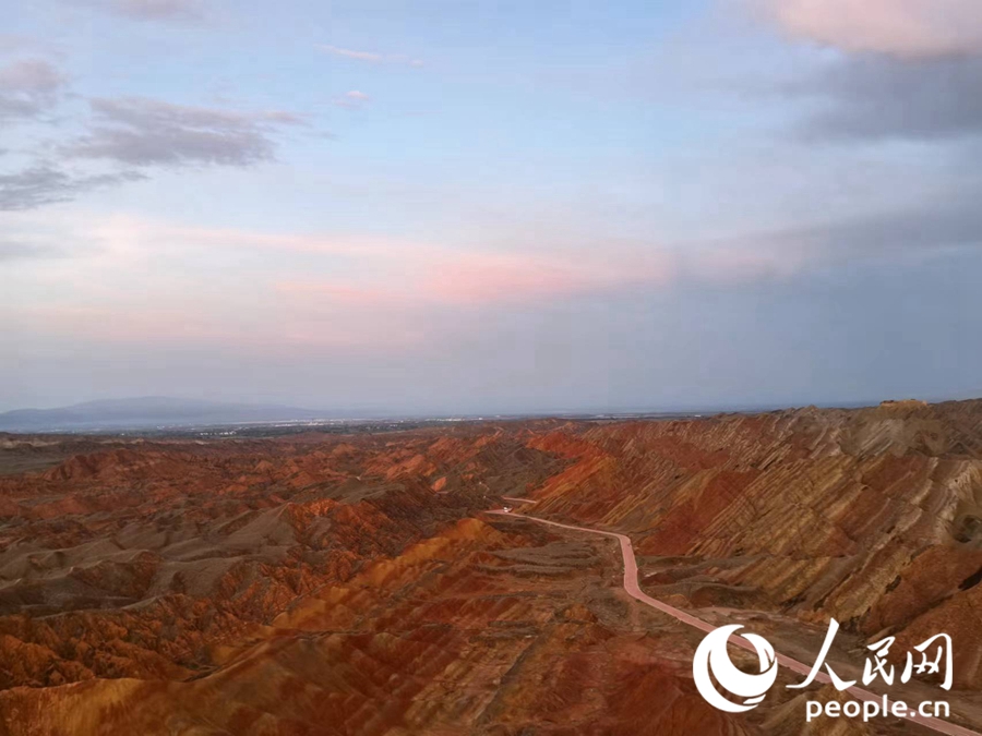 日落時(shí)分，余暉與丹霞交相輝映。人民網(wǎng)記者 唐嘉藝攝