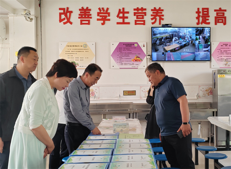 市紀(jì)委監(jiān)委扎實(shí)推動開展群眾身邊腐敗和作風(fēng)問題集中整治工作，圖為市紀(jì)委監(jiān)委派駐市教育局紀(jì)檢監(jiān)察組在白銀區(qū)開展“中小學(xué)校園食品安全和膳食經(jīng)費(fèi)管理”集中整治工作開展情況督查.jpg