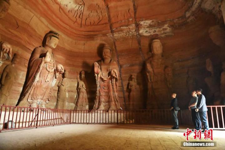 7月15日，游人參觀甘肅省平?jīng)鍪袥艽h百里石窟長廊中的南石窟寺1號窟。百里石窟長廊位于涇川縣境內(nèi)，由512個石窟、5眼窟中石井組成，現(xiàn)存王母宮石窟、鳳凰山石窟、南石窟寺、丈八寺石窟、羅漢洞石窟、太山寺石窟等規(guī)模較大的石窟群，還有數(shù)量眾多的小石窟群。南石窟寺開鑿于北魏永平三年，其中1號窟屬于大型七佛窟，七佛高達(dá)6米。中新社記者 李亞龍 攝