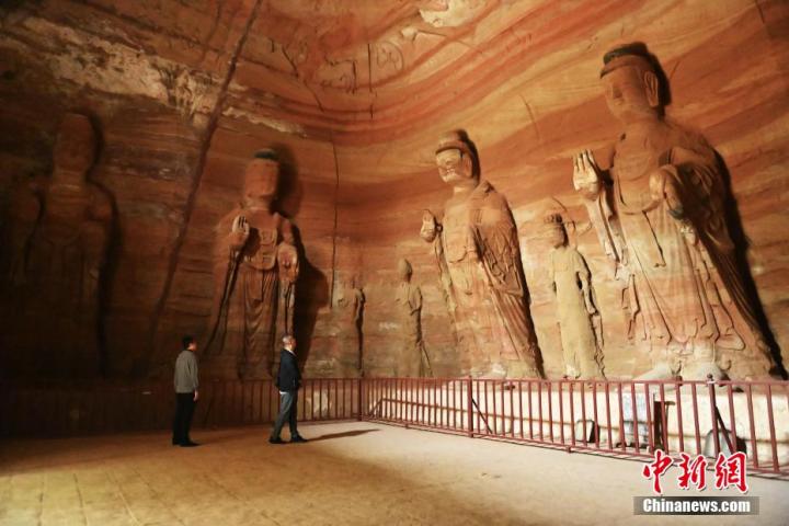 7月15日，游人參觀甘肅省平?jīng)鍪袥艽h百里石窟長廊中的南石窟寺1號窟。百里石窟長廊位于涇川縣境內(nèi)，由512個石窟、5眼窟中石井組成，現(xiàn)存王母宮石窟、鳳凰山石窟、南石窟寺、丈八寺石窟、羅漢洞石窟、太山寺石窟等規(guī)模較大的石窟群，還有數(shù)量眾多的小石窟群。南石窟寺開鑿于北魏永平三年，其中1號窟屬于大型七佛窟，七佛高達(dá)6米。中新社記者 李亞龍 攝