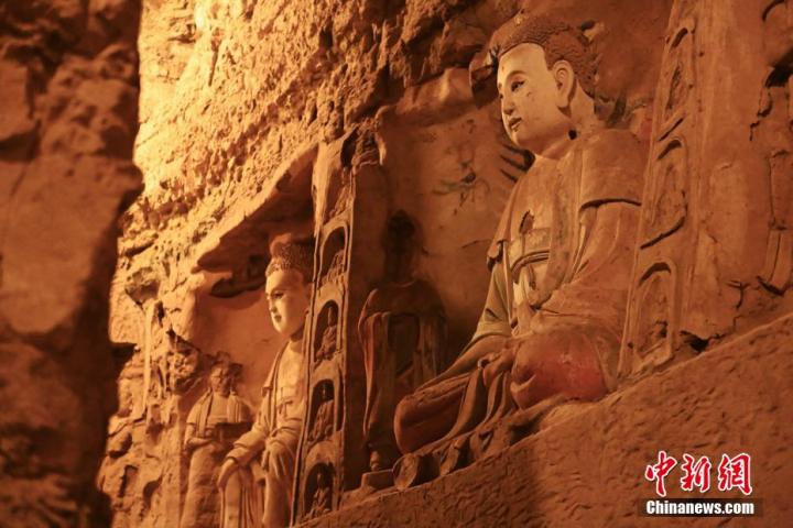 7月15日，甘肅省平?jīng)鍪袥艽h百里石窟長廊中的王母宮石窟造像。百里石窟長廊位于涇川縣境內(nèi)，由512個石窟、5眼窟中石井組成，現(xiàn)存王母宮石窟、鳳凰山石窟、南石窟寺、丈八寺石窟、羅漢洞石窟、太山寺石窟等規(guī)模較大的石窟群，還有數(shù)量眾多的小石窟群。王母宮石窟又名千佛洞，該窟設(shè)計宏大，造像生動，窟內(nèi)擁有造像數(shù)百尊，是較為珍貴的佛教文化歷史遺存。中新社記者 李亞龍 攝</p>
<p>