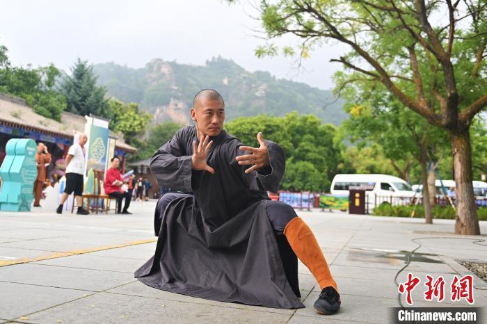7月14日，甘肅省平?jīng)鍪嗅轻忌骄皡^(qū)內(nèi)，嵩山少林弟子展示武藝。7月13日至14日，“2024年北京體育大學(xué)第十五屆國(guó)際武術(shù)比賽交流大會(huì)暨首屆崆峒山國(guó)際武術(shù)大會(huì)”舉行，大會(huì)也在崆峒山景區(qū)進(jìn)行問(wèn)道崆峒、武術(shù)高級(jí)研修班、崆峒拜師等系列活動(dòng)。中新社記者 李亞龍 攝</p>
<p>