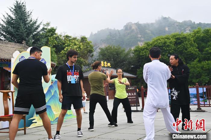 7月14日，甘肅省平?jīng)鍪嗅轻忌骄皡^(qū)內(nèi)，外籍武術(shù)愛(ài)好者學(xué)習(xí)崆峒派武術(shù)。7月13日至14日，“2024年北京體育大學(xué)第十五屆國(guó)際武術(shù)比賽交流大會(huì)暨首屆崆峒山國(guó)際武術(shù)大會(huì)”舉行，大會(huì)也在崆峒山景區(qū)進(jìn)行問(wèn)道崆峒、武術(shù)高級(jí)研修班、崆峒拜師等系列活動(dòng)。中新社記者 李亞龍 攝</p>
<p>