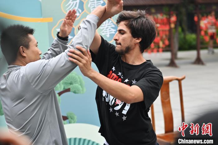 7月14日，甘肅省平?jīng)鍪嗅轻忌骄皡^(qū)內(nèi)，外籍武術(shù)愛(ài)好者(右)進(jìn)行忽雷太極拳切磋。7月13日至14日，“2024年北京體育大學(xué)第十五屆國(guó)際武術(shù)比賽交流大會(huì)暨首屆崆峒山國(guó)際武術(shù)大會(huì)”舉行，大會(huì)也在崆峒山景區(qū)進(jìn)行問(wèn)道崆峒、武術(shù)高級(jí)研修班、崆峒拜師等系列活動(dòng)。中新社記者 李亞龍 攝</p>
<p>