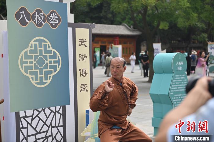 7月14日，甘肅省平?jīng)鍪嗅轻忌骄皡^(qū)內(nèi)，八極拳傳承人展示八極拳。7月13日至14日，“2024年北京體育大學(xué)第十五屆國(guó)際武術(shù)比賽交流大會(huì)暨首屆崆峒山國(guó)際武術(shù)大會(huì)”舉行，大會(huì)也在崆峒山景區(qū)進(jìn)行問(wèn)道崆峒、武術(shù)高級(jí)研修班、崆峒拜師等系列活動(dòng)。中新社記者 李亞龍 攝</p>
<p>