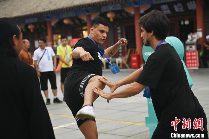 7月14日，甘肅省平?jīng)鍪嗅轻忌骄皡^(qū)內(nèi)，外籍武術(shù)愛(ài)好者切磋武藝。7月13日至14日，“2024年北京體育大學(xué)第十五屆國(guó)際武術(shù)比賽交流大會(huì)暨首屆崆峒山國(guó)際武術(shù)大會(huì)”舉行，大會(huì)也在崆峒山景區(qū)進(jìn)行問(wèn)道崆峒、武術(shù)高級(jí)研修班、崆峒拜師等系列活動(dòng)。中新社記者 李亞龍 攝