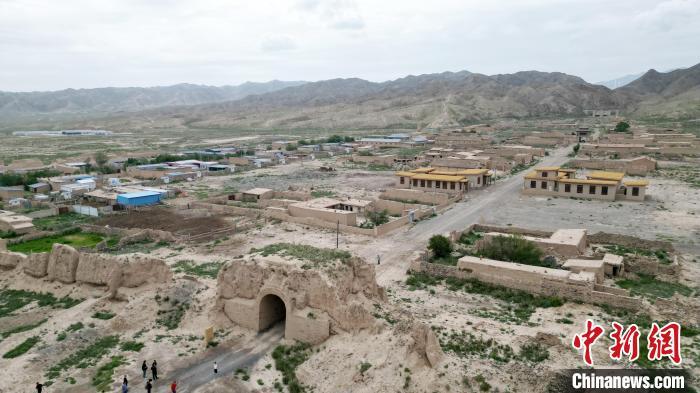 7月13日，位于山丹漢明長(zhǎng)城遺址里的硤口古城。(無(wú)人機(jī)圖片) 　九美旦增 攝