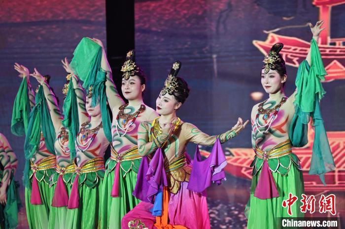 7月19日晚，第五屆黃河之濱文藝展演在蘭州體育文化廣場開幕。圖為開幕式演出敦煌舞蹈。張曦予 攝