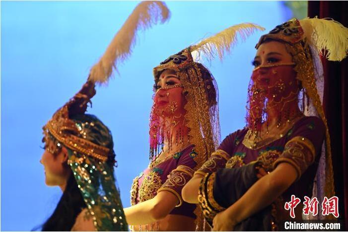 7月18日晚，中國經典舞劇《絲路花雨》在甘肅蘭州黃河劇院進行演出。中國經典舞劇《絲路花雨》迎來45周年，7月17日-8月4日在蘭州開啟為期多天的駐場演出。該舞劇取材于敦煌莫高窟壁畫，集中國霓裳羽衣舞、敦煌舞、印度舞、黑巾舞、波斯馬鈴舞等于一身，自1979年演出至今，該劇先后在40多個國家和地區(qū)演出近4000場，觀眾550多萬人次。中新社記者 李亞龍 攝</p>
<p>