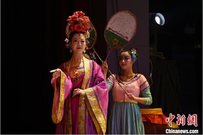 7月18日晚，中國經典舞劇《絲路花雨》在甘肅蘭州黃河劇院進行演出。中國經典舞劇《絲路花雨》迎來45周年，7月17日-8月4日在蘭州開啟為期多天的駐場演出。該舞劇取材于敦煌莫高窟壁畫，集中國霓裳羽衣舞、敦煌舞、印度舞、黑巾舞、波斯馬鈴舞等于一身，自1979年演出至今，該劇先后在40多個國家和地區(qū)演出近4000場，觀眾550多萬人次。中新社記者 李亞龍 攝</p>
<p>