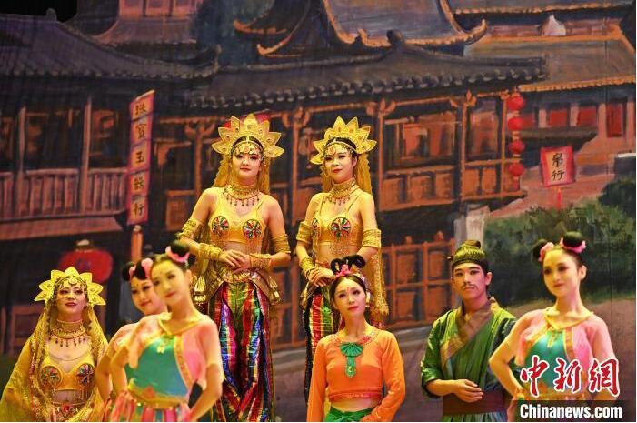 7月18日晚，中國經典舞劇《絲路花雨》在甘肅蘭州黃河劇院進行演出。中國經典舞劇《絲路花雨》迎來45周年，7月17日-8月4日在蘭州開啟為期多天的駐場演出。該舞劇取材于敦煌莫高窟壁畫，集中國霓裳羽衣舞、敦煌舞、印度舞、黑巾舞、波斯馬鈴舞等于一身，自1979年演出至今，該劇先后在40多個國家和地區(qū)演出近4000場，觀眾550多萬人次。中新社記者 李亞龍 攝</p>
<p>