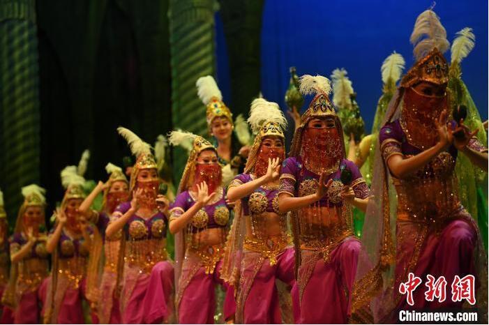 7月18日晚，中國經典舞劇《絲路花雨》在甘肅蘭州黃河劇院進行演出。中國經典舞劇《絲路花雨》迎來45周年，7月17日-8月4日在蘭州開啟為期多天的駐場演出。該舞劇取材于敦煌莫高窟壁畫，集中國霓裳羽衣舞、敦煌舞、印度舞、黑巾舞、波斯馬鈴舞等于一身，自1979年演出至今，該劇先后在40多個國家和地區(qū)演出近4000場，觀眾550多萬人次。中新社記者 李亞龍 攝</p>
<p>
