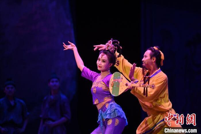 7月18日晚，中國經典舞劇《絲路花雨》在甘肅蘭州黃河劇院進行演出。中國經典舞劇《絲路花雨》迎來45周年，7月17日-8月4日在蘭州開啟為期多天的駐場演出。該舞劇取材于敦煌莫高窟壁畫，集中國霓裳羽衣舞、敦煌舞、印度舞、黑巾舞、波斯馬鈴舞等于一身，自1979年演出至今，該劇先后在40多個國家和地區(qū)演出近4000場，觀眾550多萬人次。中新社記者 李亞龍 攝</p>
<p>
