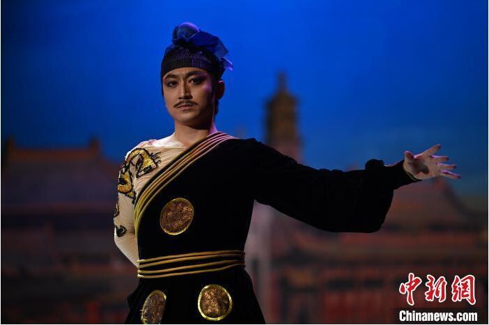 7月18日晚，中國經典舞劇《絲路花雨》在甘肅蘭州黃河劇院進行演出。中國經典舞劇《絲路花雨》迎來45周年，7月17日-8月4日在蘭州開啟為期多天的駐場演出。該舞劇取材于敦煌莫高窟壁畫，集中國霓裳羽衣舞、敦煌舞、印度舞、黑巾舞、波斯馬鈴舞等于一身，自1979年演出至今，該劇先后在40多個國家和地區(qū)演出近4000場，觀眾550多萬人次。中新社記者 李亞龍 攝