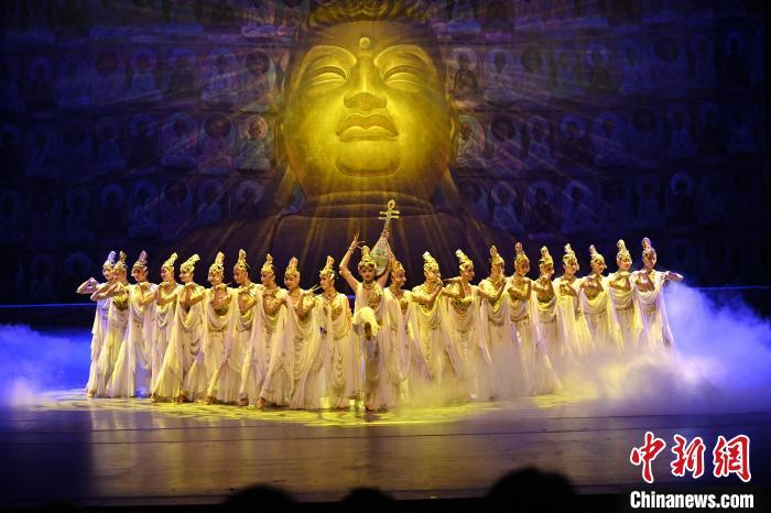7月18日晚，中國經(jīng)典舞劇《絲路花雨》在甘肅蘭州黃河劇院演出。李亞龍 攝