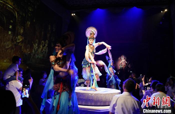 《樂動(dòng)敦煌》是全球首部洞窟式沉浸體驗(yàn)劇，利用真人與數(shù)字影像虛實(shí)交換實(shí)現(xiàn)沉浸式體驗(yàn)。圖為2023年8月28日晚，《樂動(dòng)敦煌》演出。(資料圖)中新社記者 毛建軍 攝