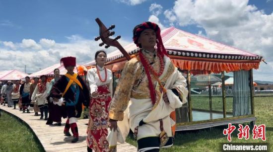 2024年6月，甘肅甘南藏族自治州上演藏服時(shí)裝秀。(資料圖)高瑩 攝