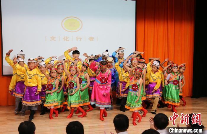 圖為蘭州大學文化行者團隊走進民族社區(qū)，開展系列活動。(資料圖)蘭州大學供圖