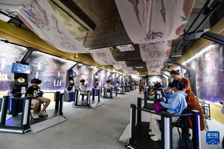 7月22日，游客線下體驗“尋境敦煌——數(shù)字敦煌沉浸展”。新華社記者 郎兵兵 攝</p>
<p>