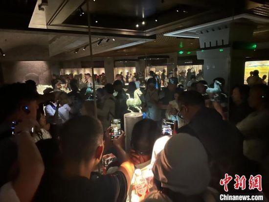 8月17日至23日，“濃濃民族情 兩岸一家親”臺灣同胞參訪團甘肅行交流活動在甘肅展開。圖為臺胞參觀甘肅省博物館。中新社記者 閆姣 攝