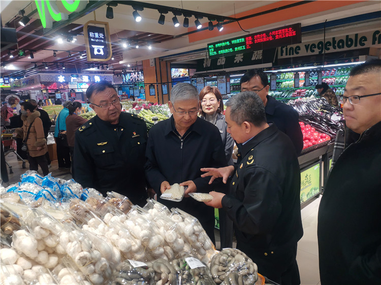 圖為市委常委、市紀(jì)委書(shū)記、市監(jiān)委主任張學(xué)勇調(diào)研食品安全責(zé)任包保企業(yè)西部天地商貿(mào)有限責(zé)任公司.jpg