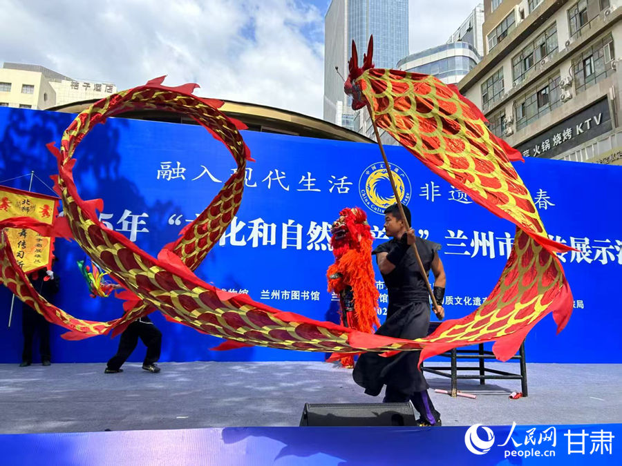 柴宗峰在2025年“文化和自然遺產(chǎn)日”蘭州市非遺宣傳展示活動中表演舞獅。人民網(wǎng)記者 焦隆攝